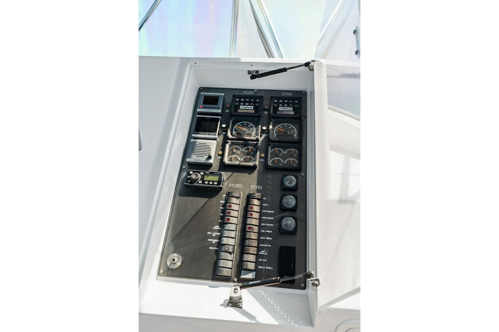 1999 Hatteras 60 Convertible - Photo 30