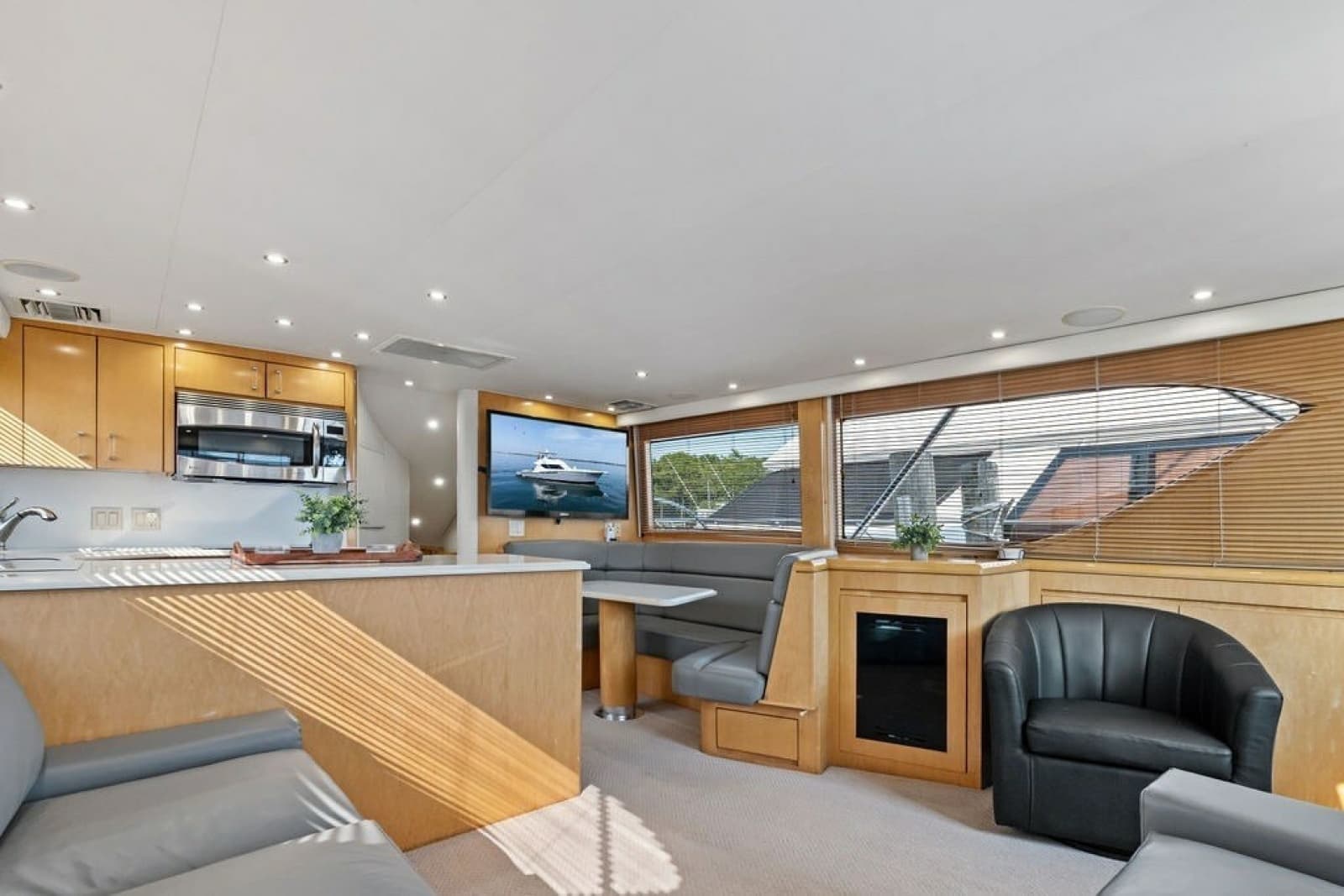 1999 Hatteras 60 Convertible - Photo 38