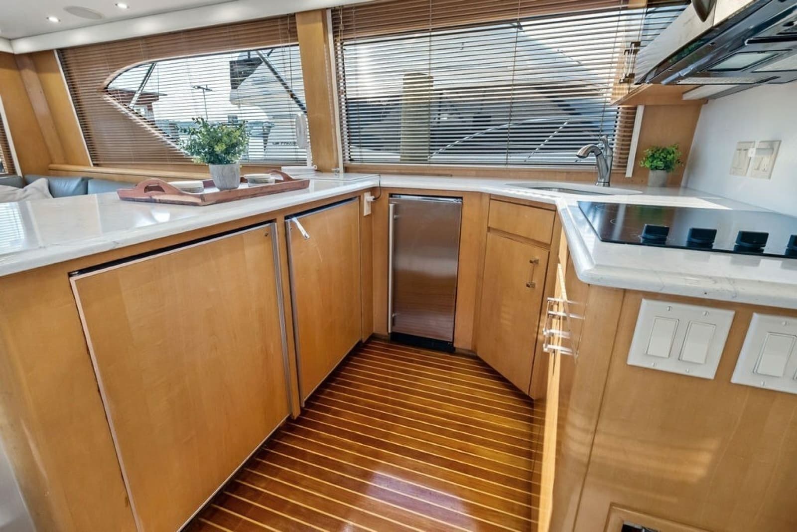 1999 Hatteras 60 Convertible - Photo 40