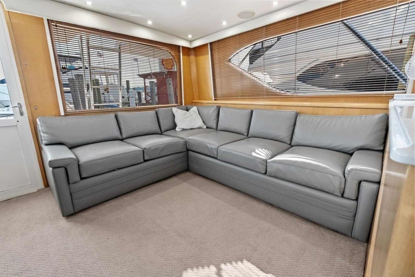 1999 Hatteras 60 Convertible - Photo 42