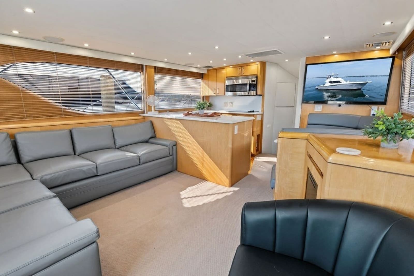 1999 Hatteras 60 Convertible - Photo 37