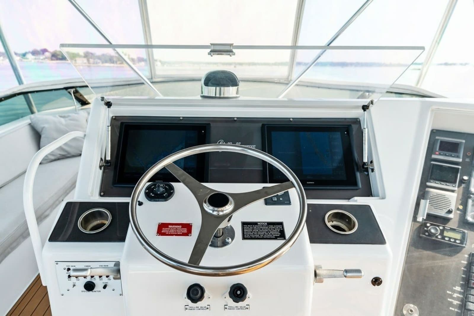 1999 Hatteras 60 Convertible - Photo 28