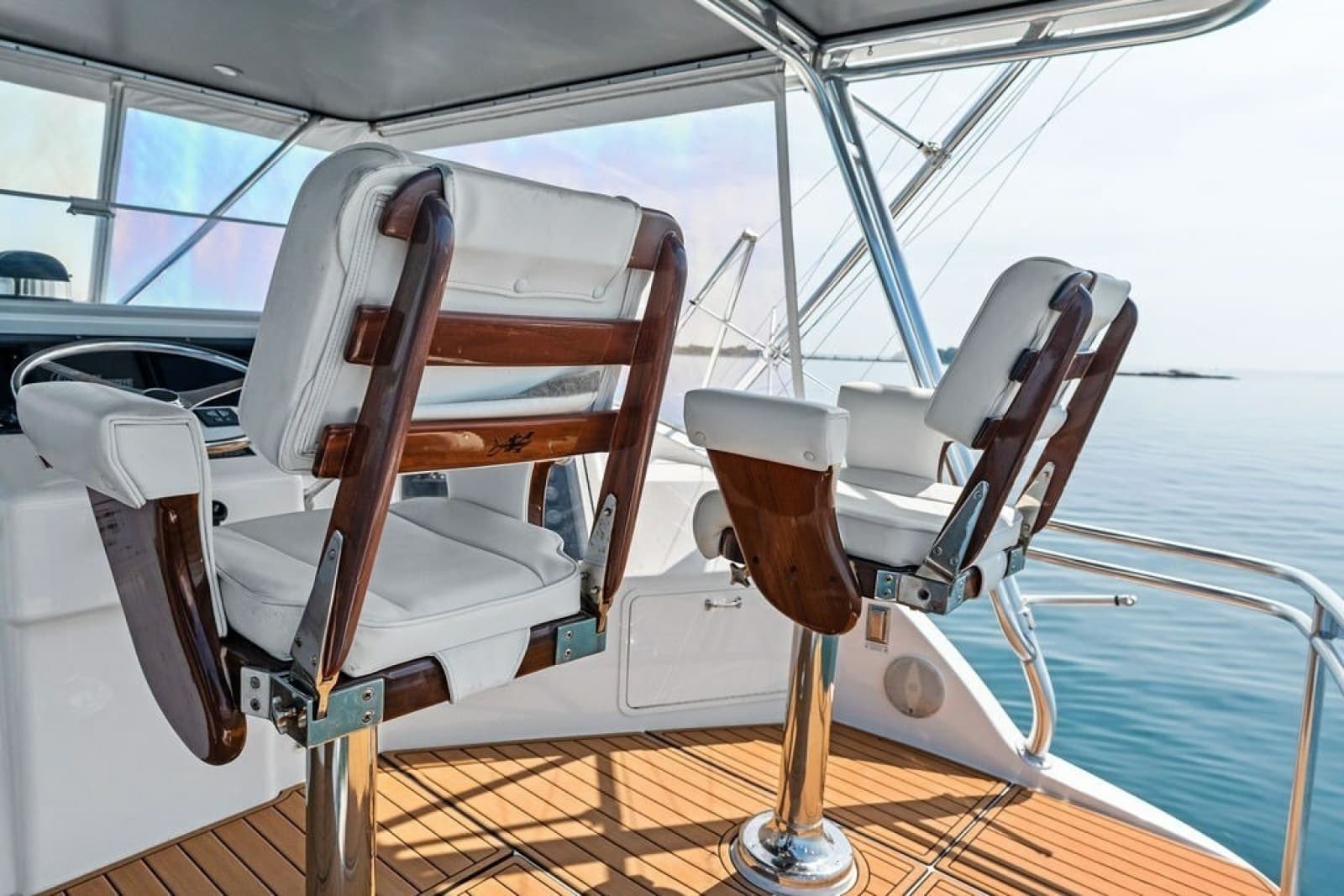 1999 Hatteras 60 Convertible - Photo 32