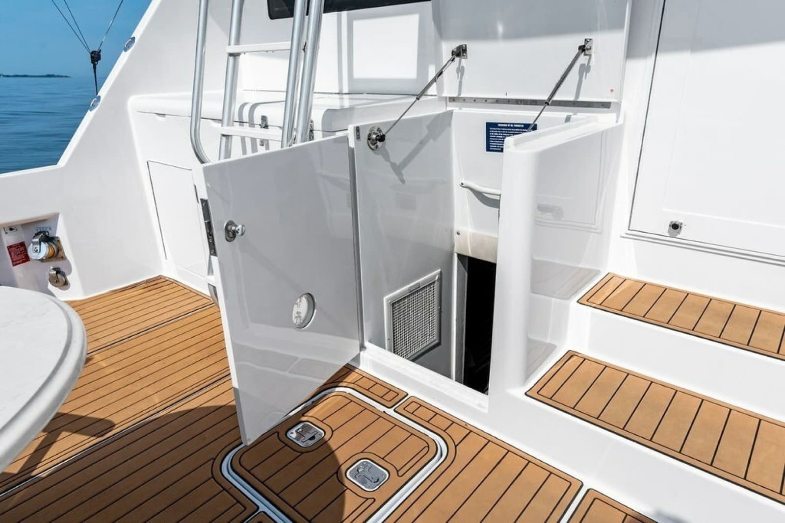 1999 Hatteras 60 Convertible - Photo 23