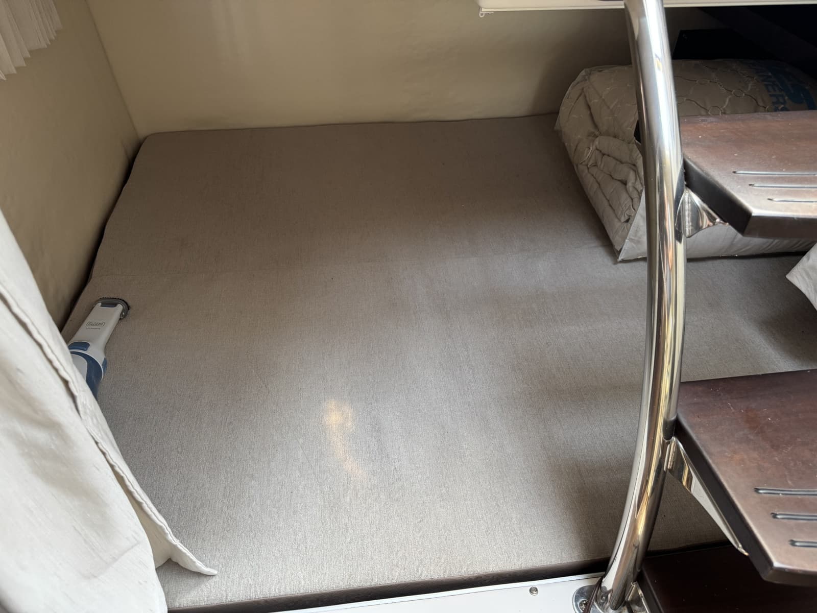 2018 Regal 28 Express - Photo 17