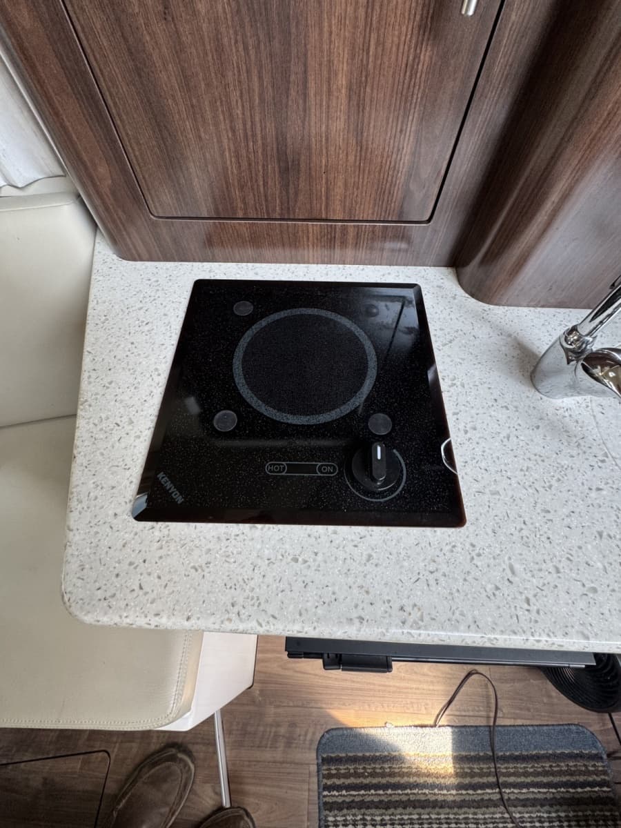 2018 Regal 28 Express - Photo 14