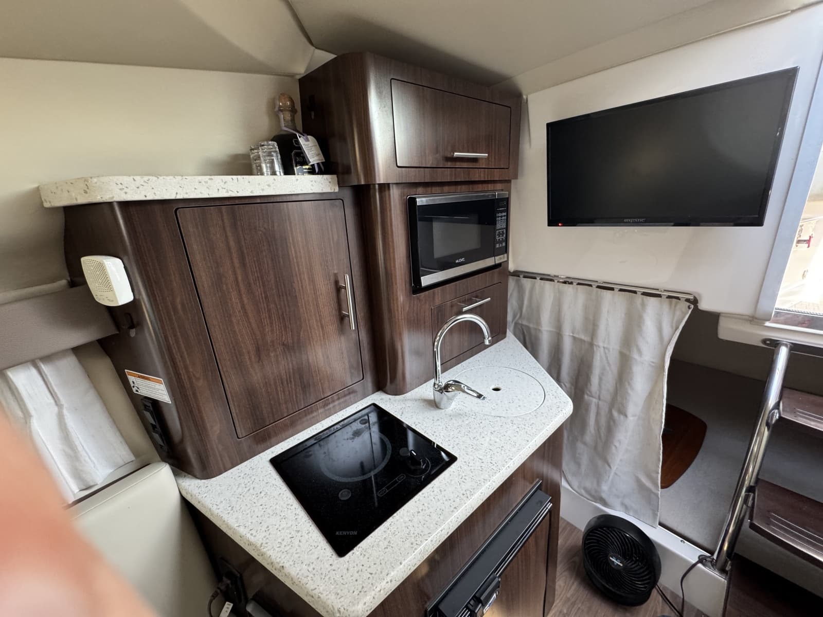 2018 Regal 28 Express - Photo 13