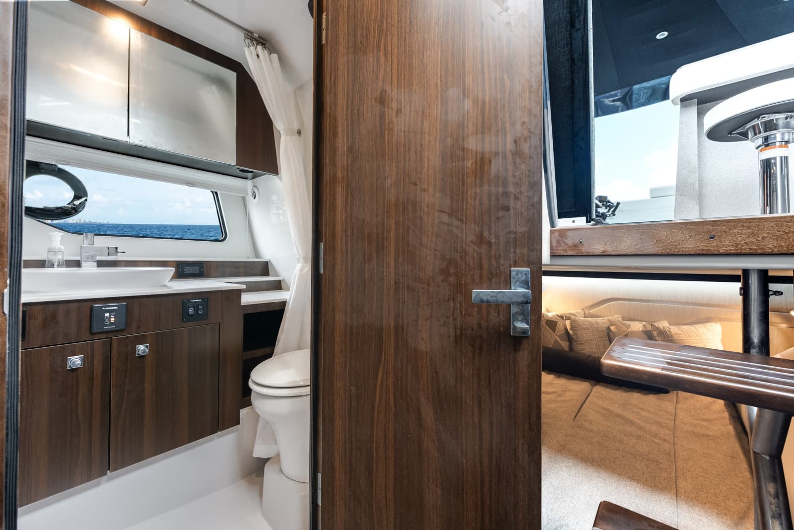 2023 Cruisers Yachts 42 GLS OB - Photo 43