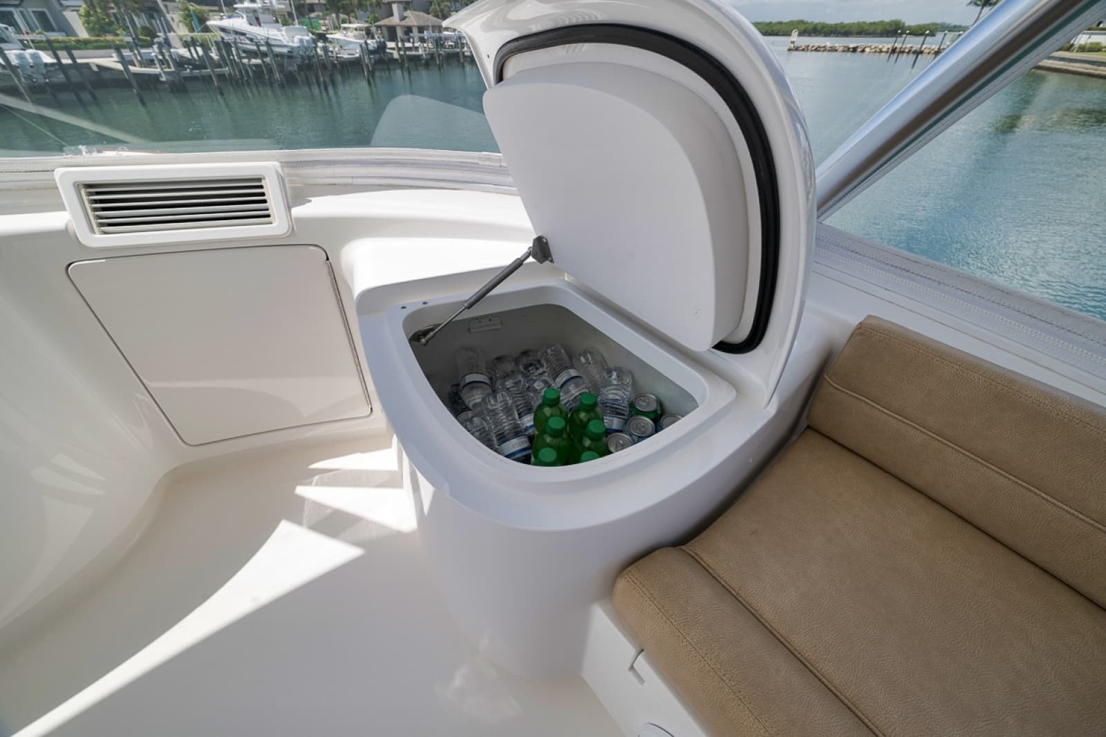 2017 Viking 62 Convertible - Photo 44