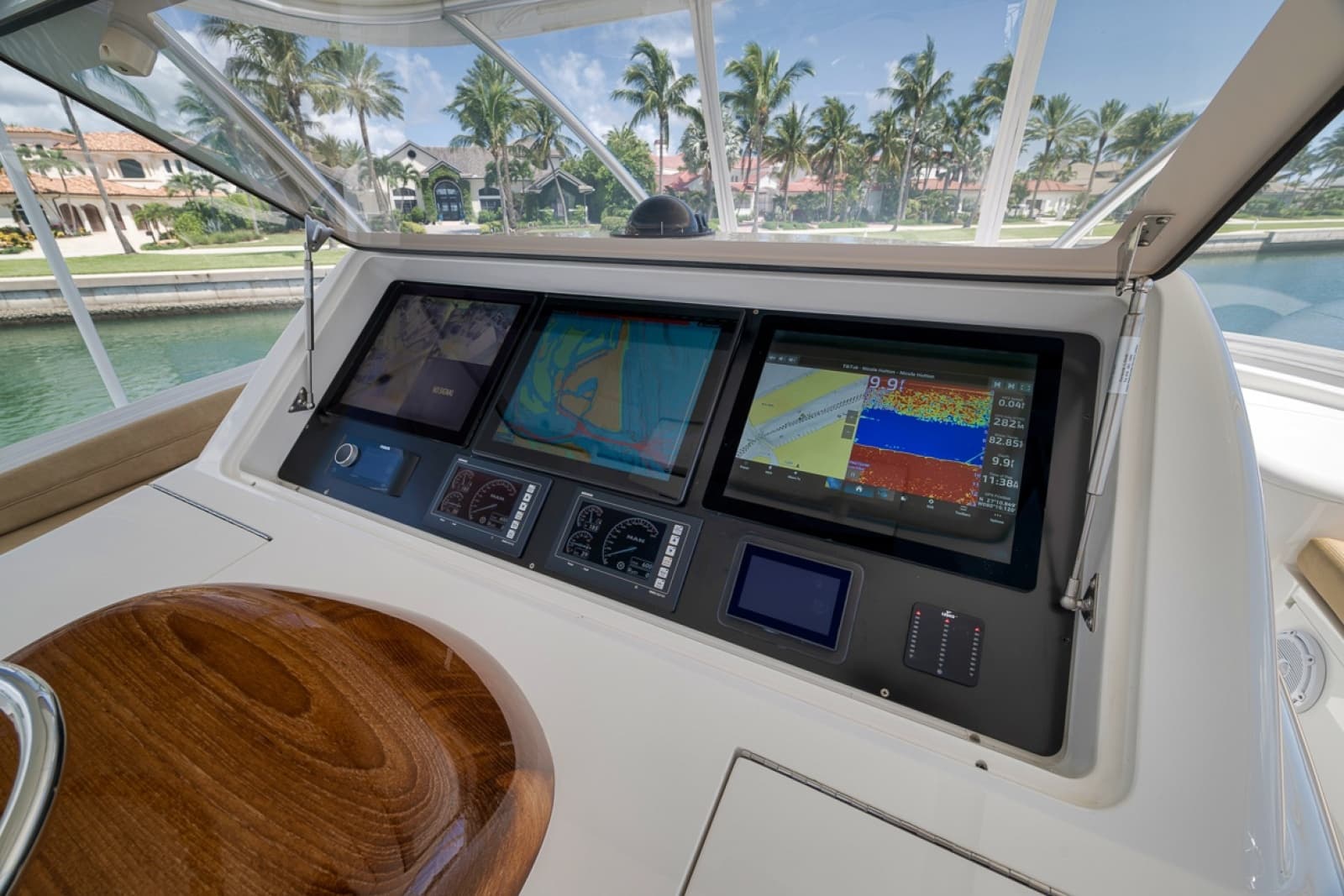 2017 Viking 62 Convertible - Photo 32