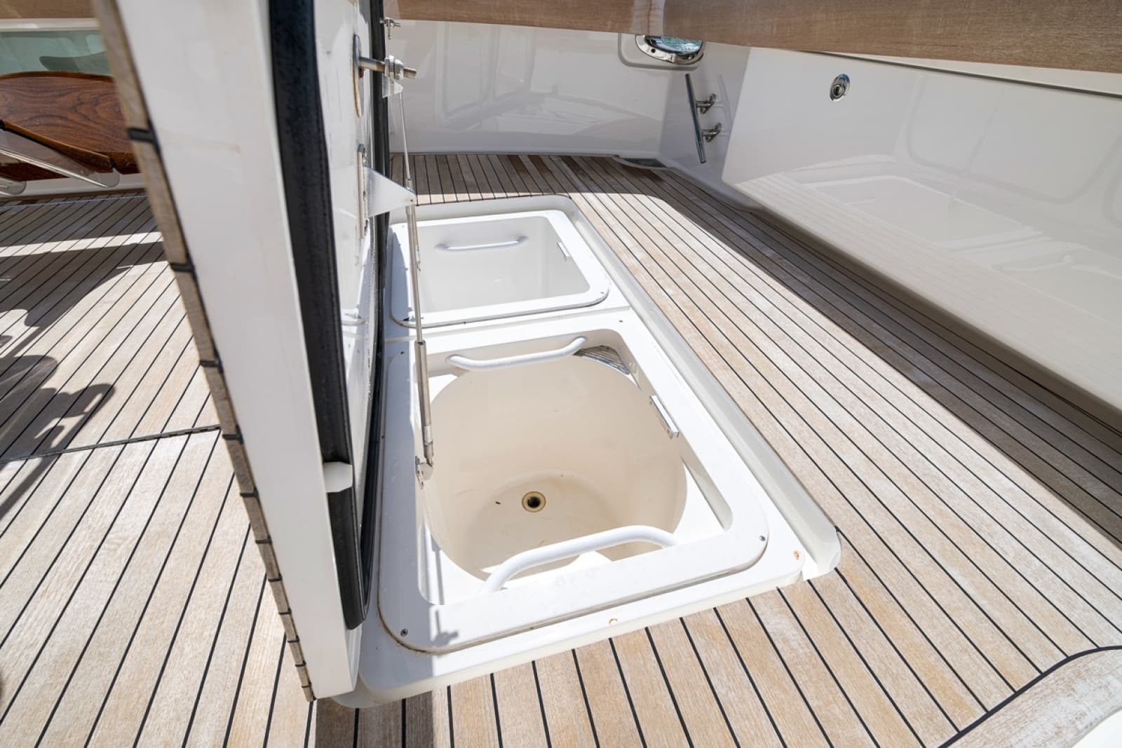 2017 Viking 62 Convertible - Photo 27