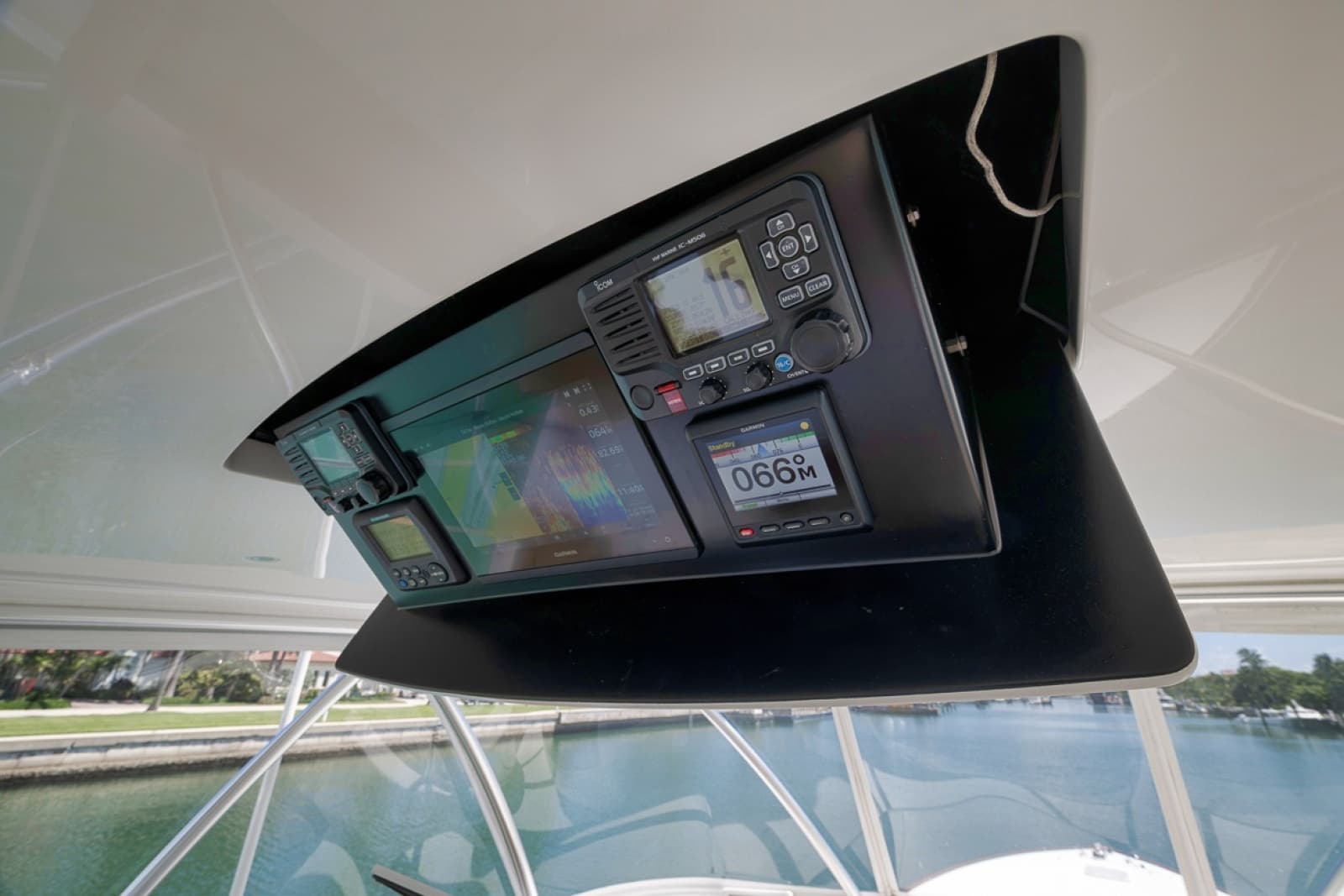 2017 Viking 62 Convertible - Photo 35