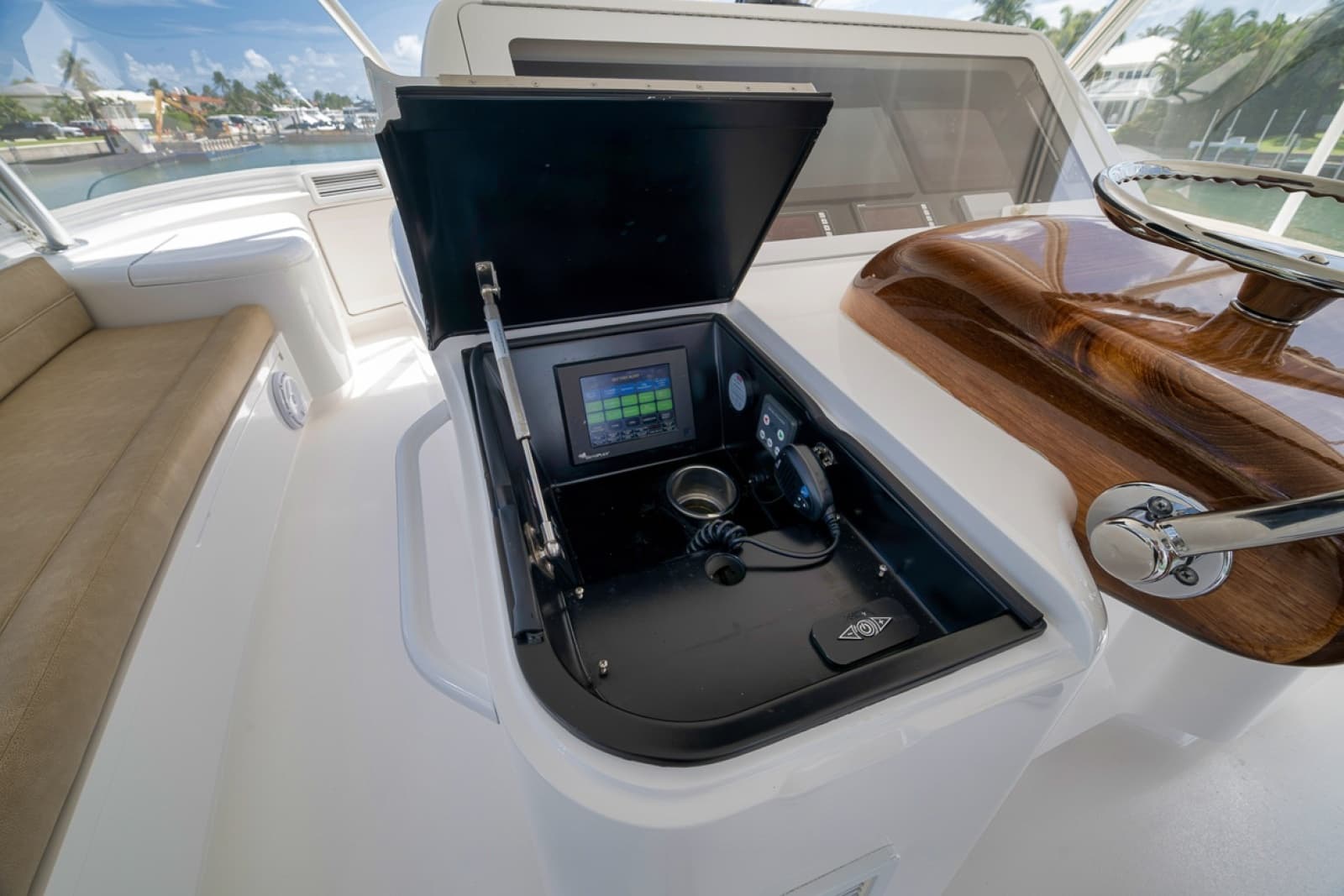 2017 Viking 62 Convertible - Photo 33