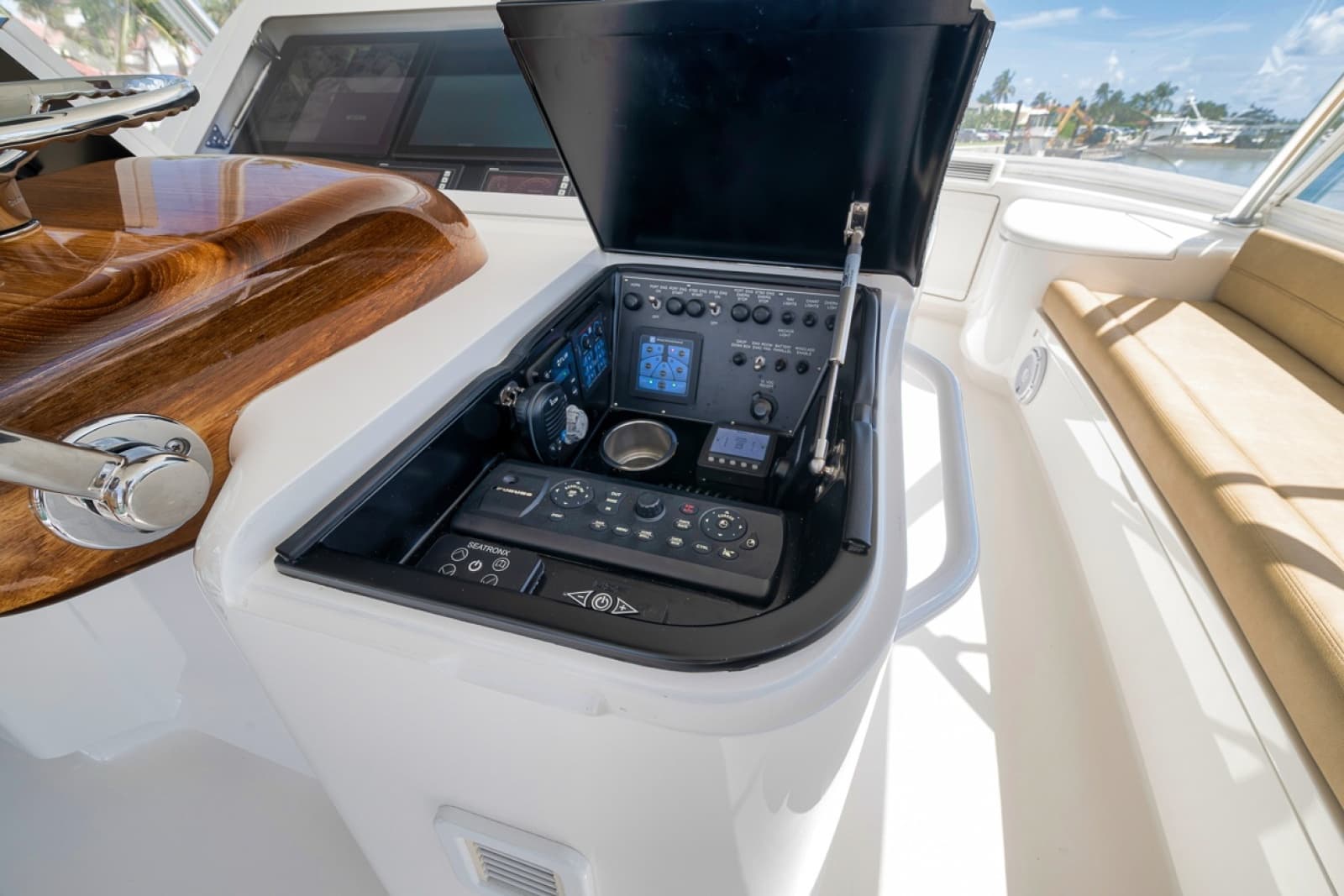 2017 Viking 62 Convertible - Photo 34