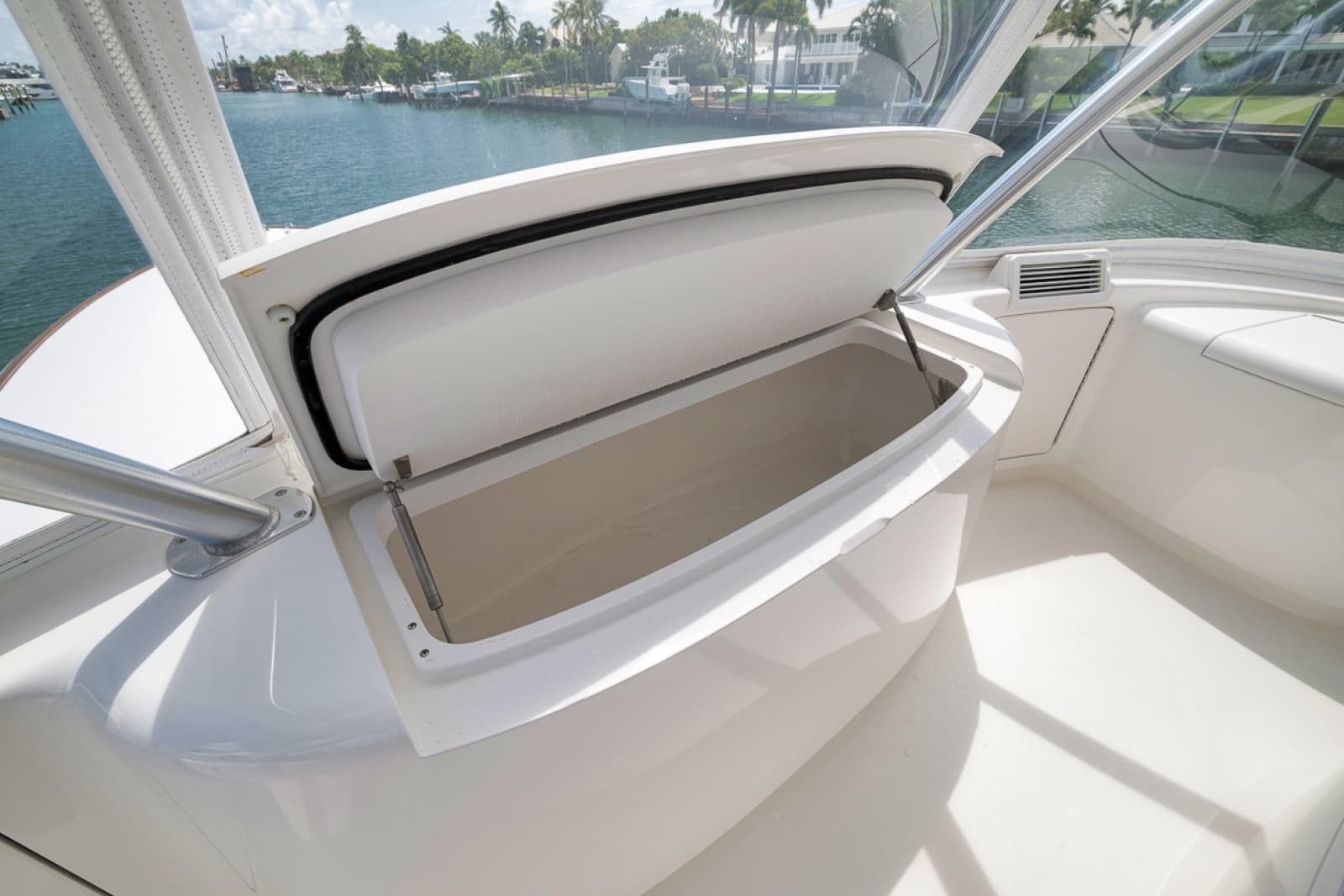 2017 Viking 62 Convertible - Photo 41