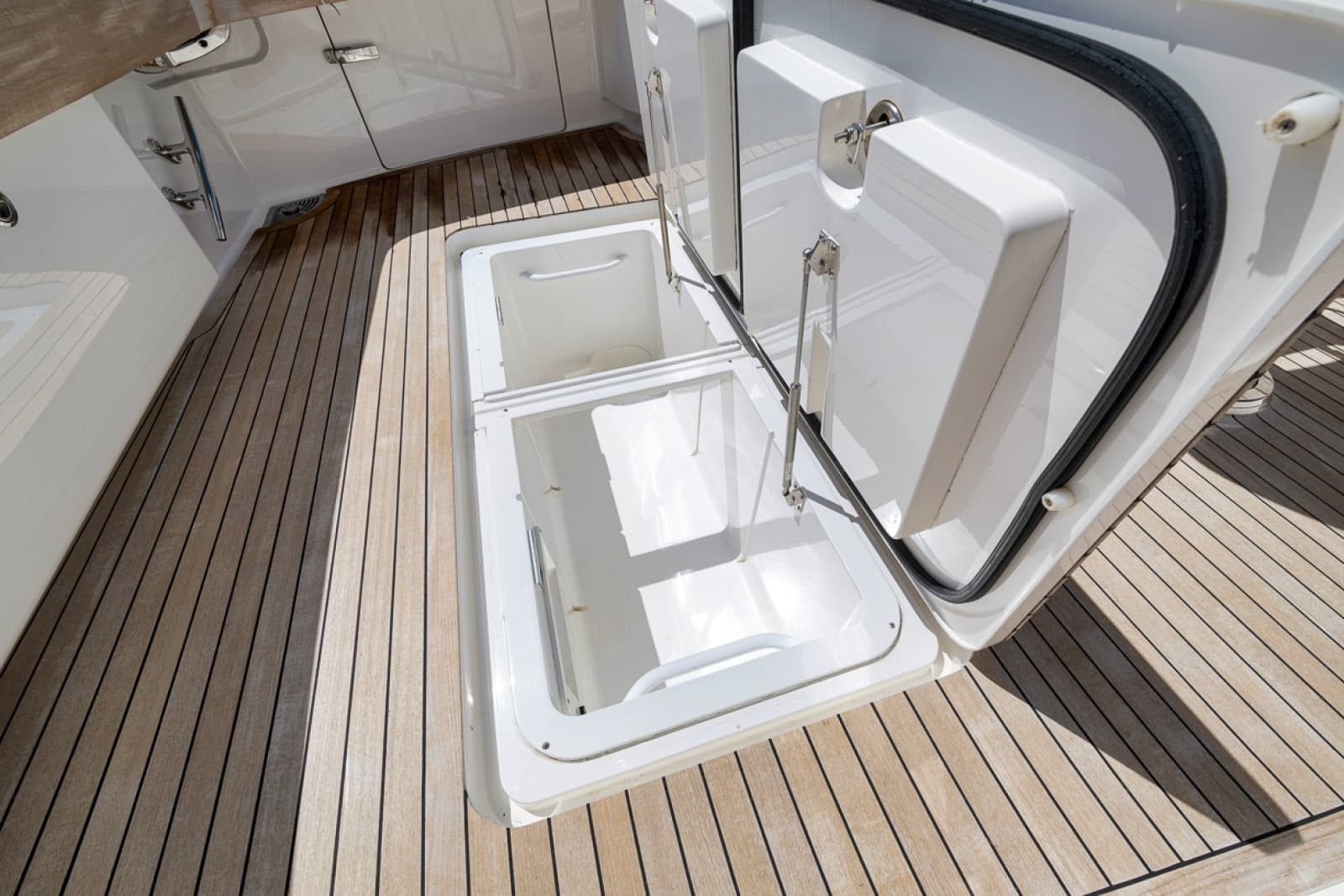 2017 Viking 62 Convertible - Photo 28