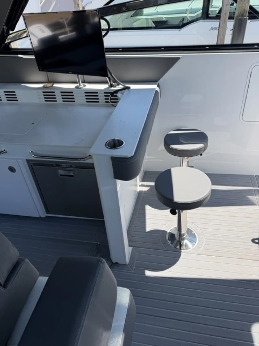 2024 Cruisers Yachts  - Photo 10