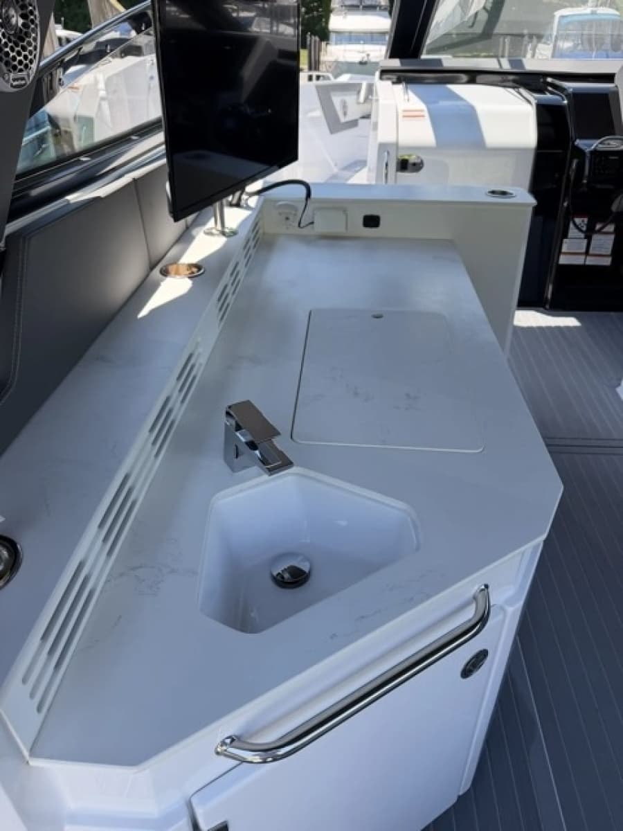2024 Cruisers Yachts  - Photo 16