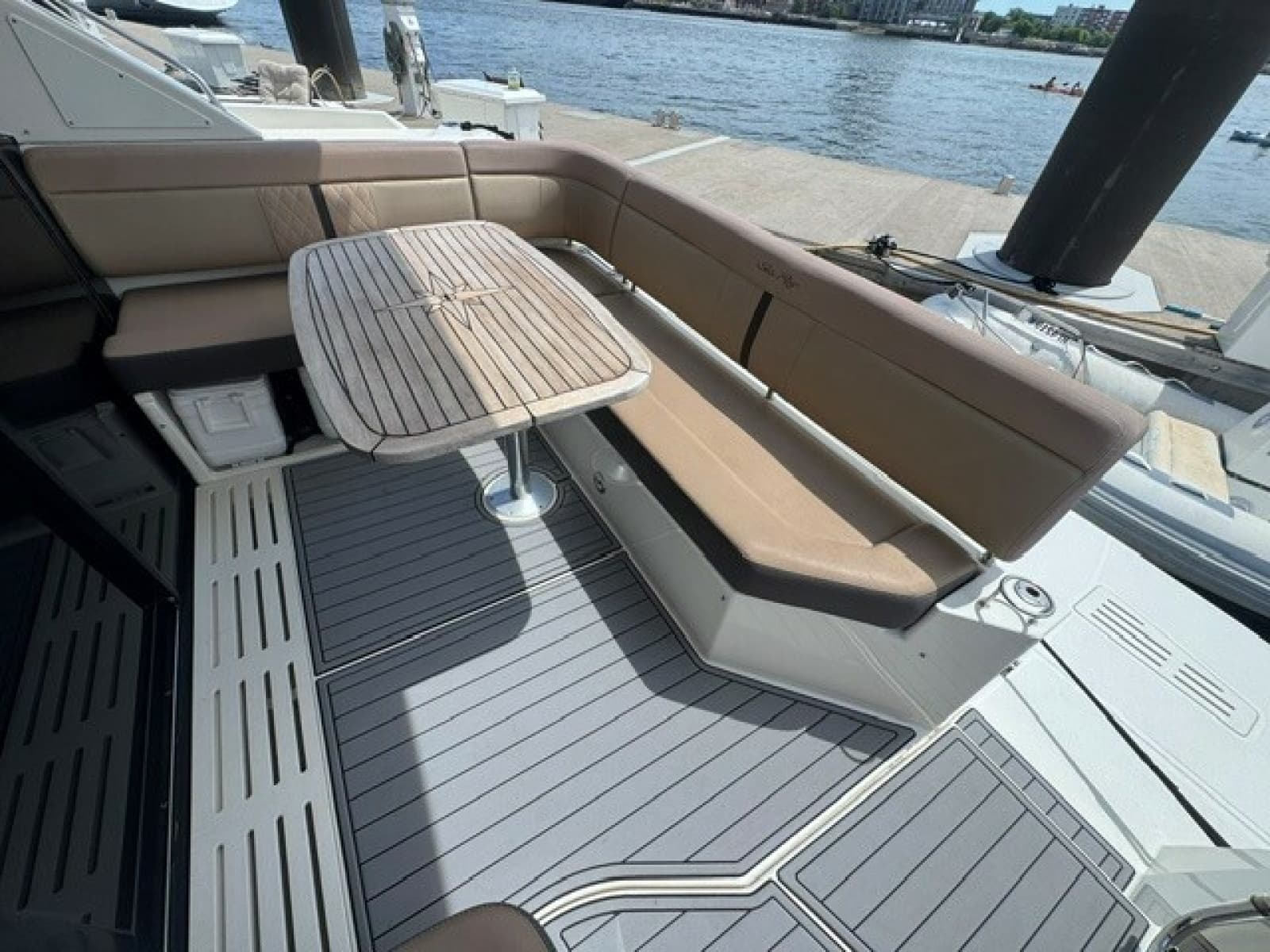 2017 Sea Ray 400 Sundancer - Photo 8