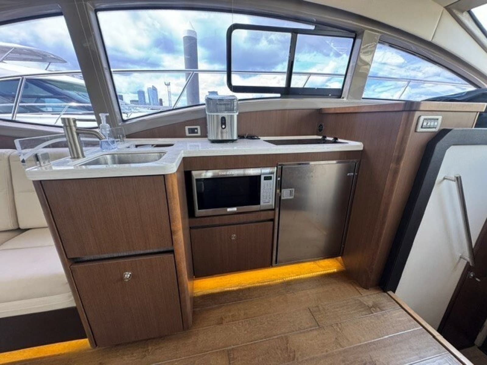 2017 Sea Ray 400 Sundancer - Photo 11