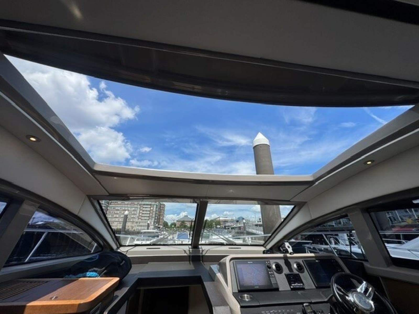 2017 Sea Ray 400 Sundancer - Photo 15