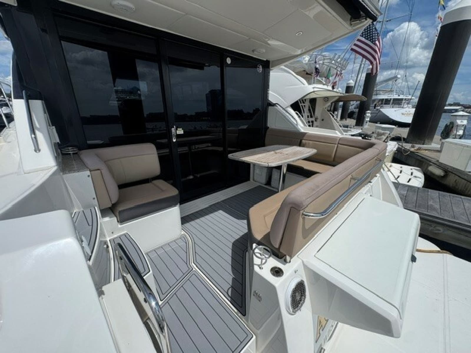 2017 Sea Ray 400 Sundancer - Photo 7