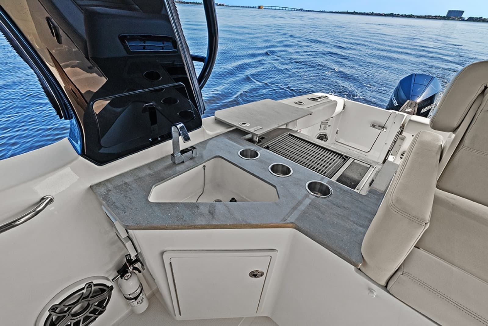 2023 Boston Whaler 350 Realm - Photo 23