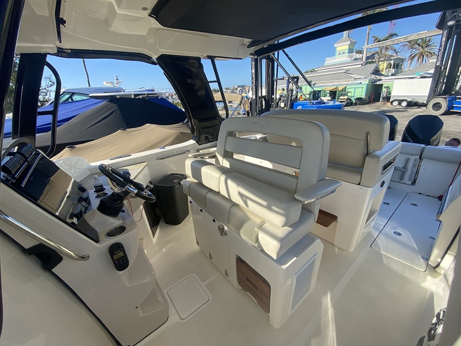 2023 Boston Whaler 350 Realm - Photo 2