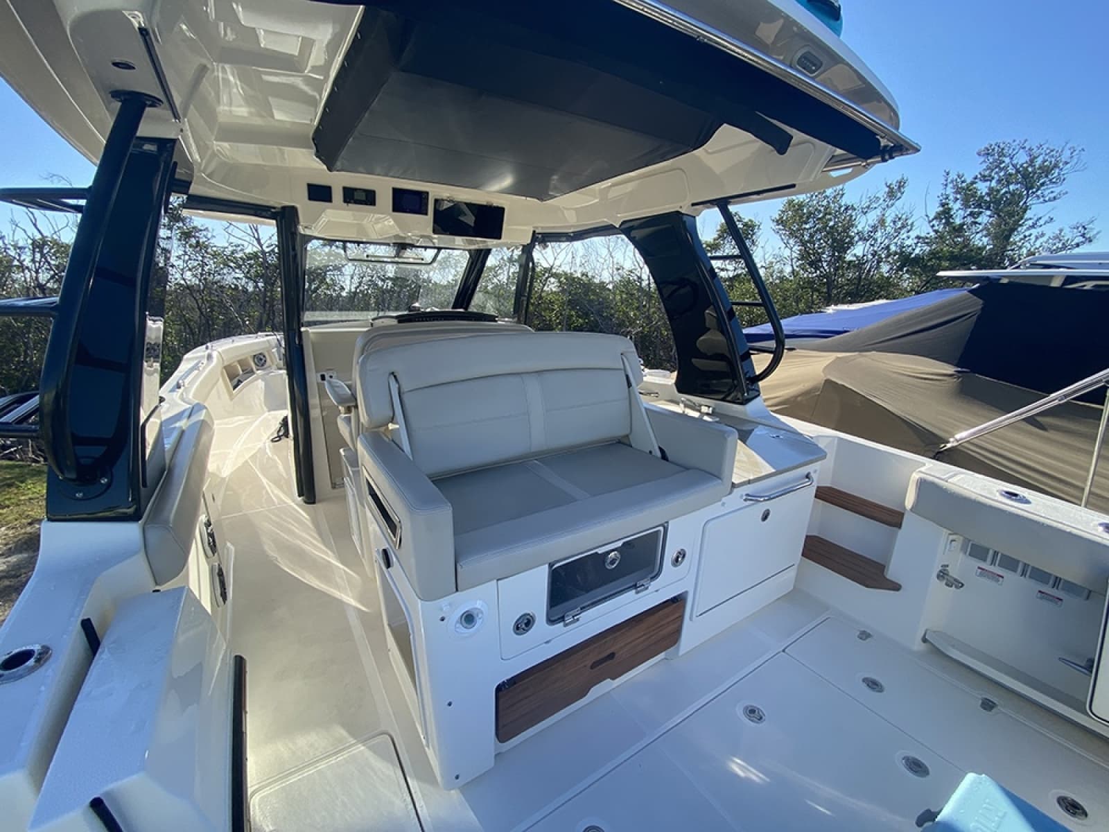 2023 Boston Whaler 350 Realm - Photo 7
