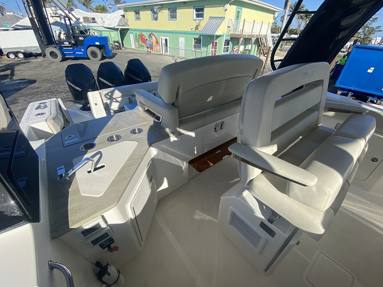 2023 Boston Whaler 350 Realm - Photo 3