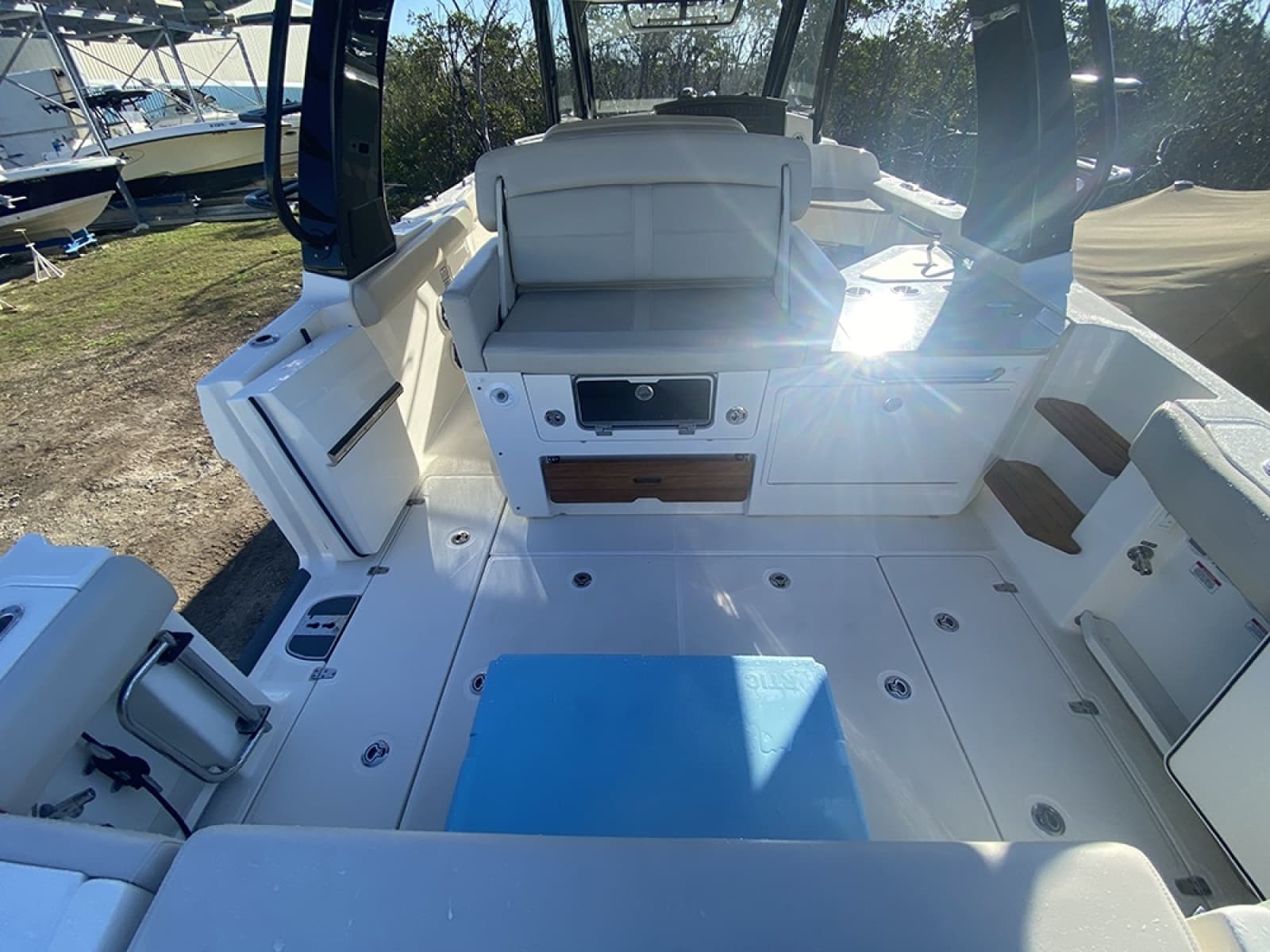 2023 Boston Whaler 350 Realm - Photo 8
