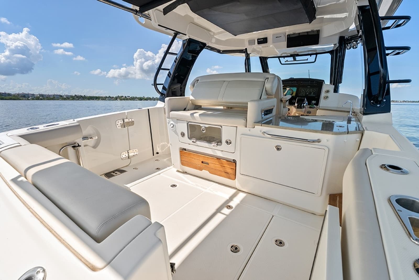 2023 Boston Whaler 350 Realm - Photo 8