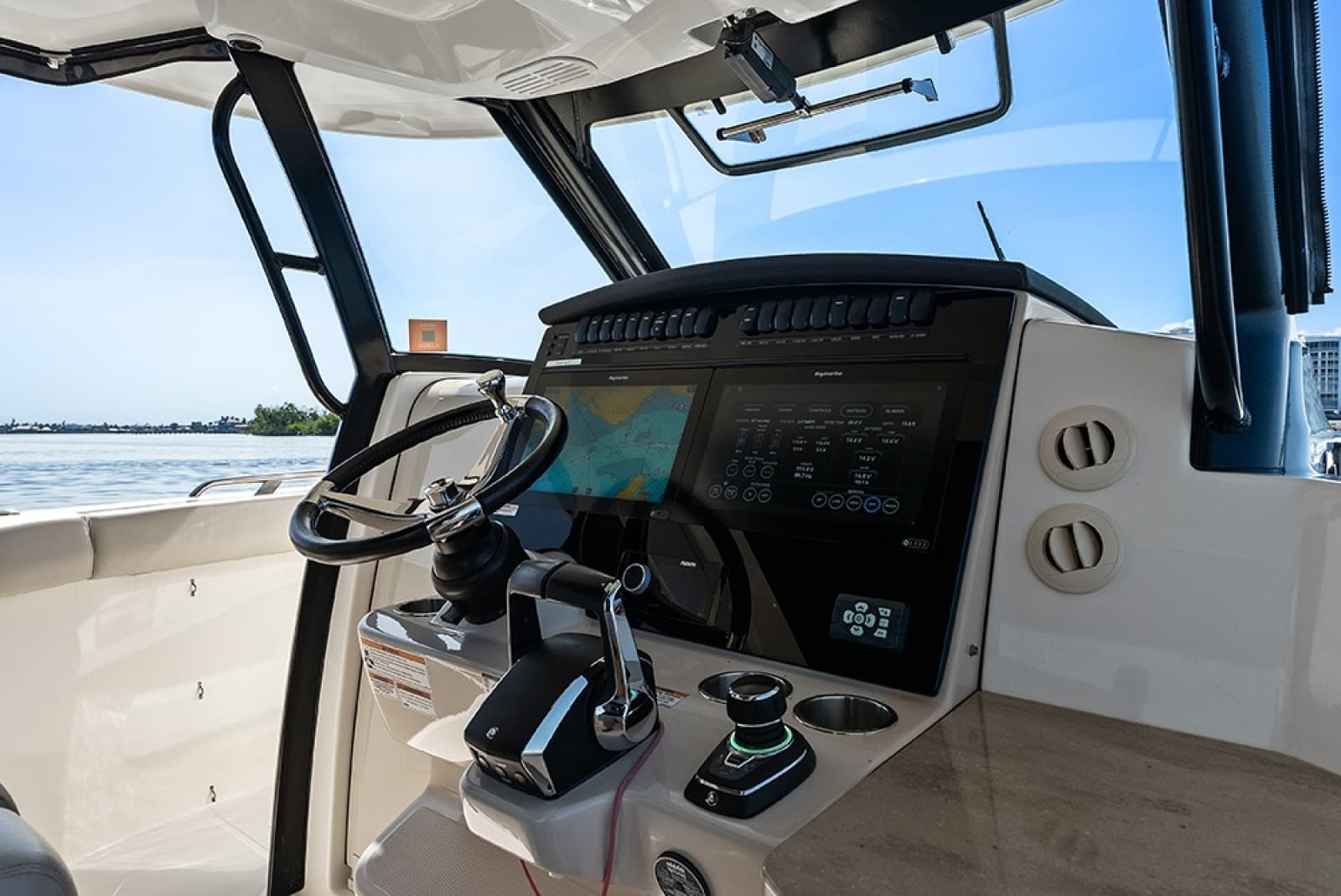 2023 Boston Whaler 350 Realm - Photo 29