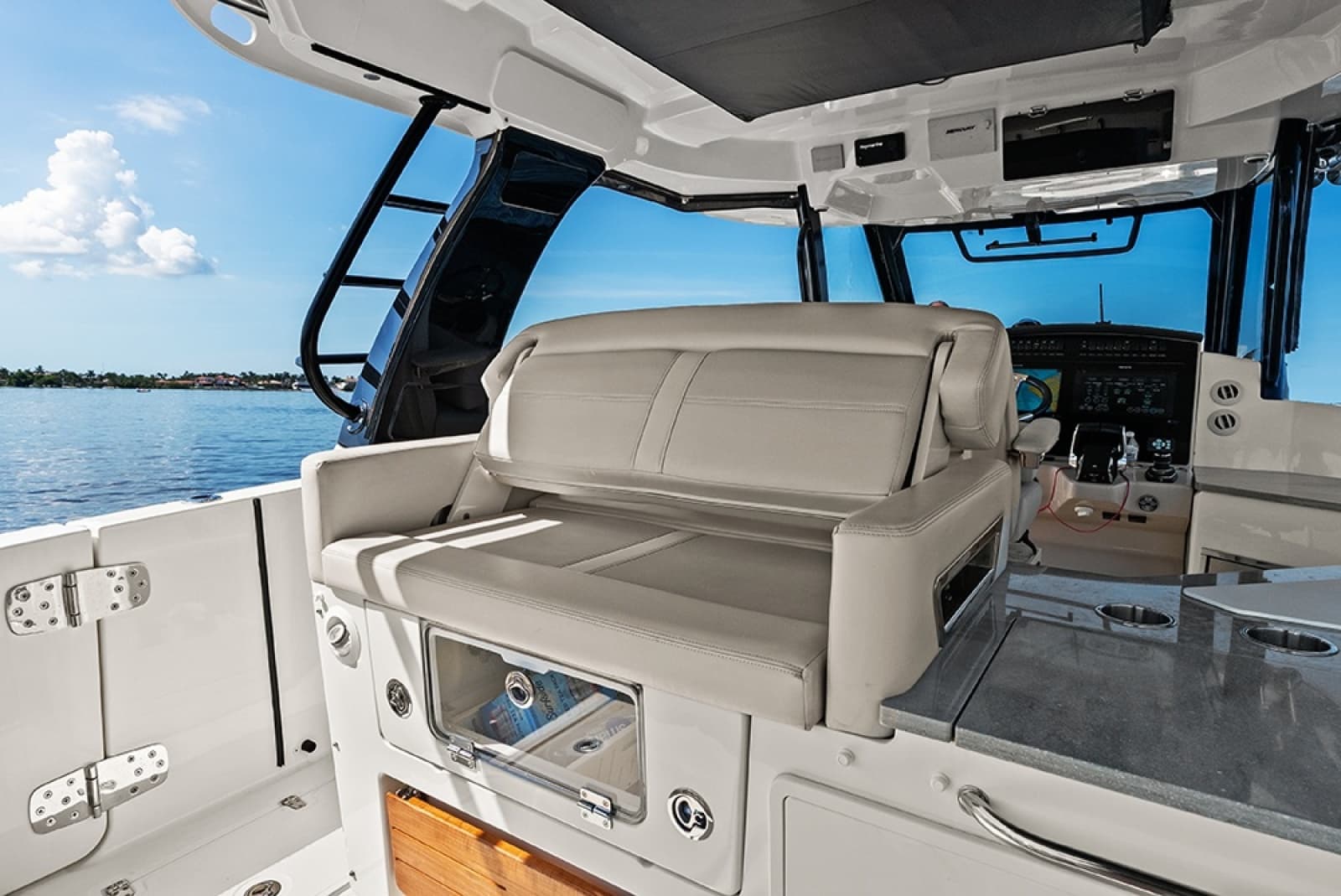 2023 Boston Whaler 350 Realm - Photo 20
