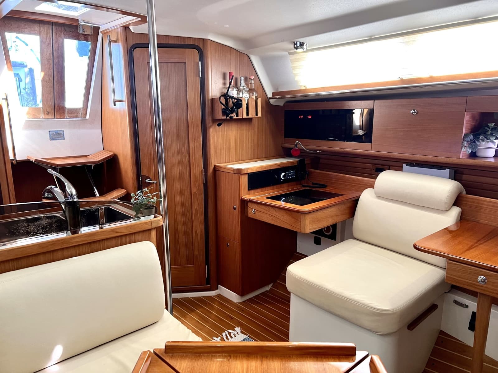 2011 Catalina 355 - Photo 17