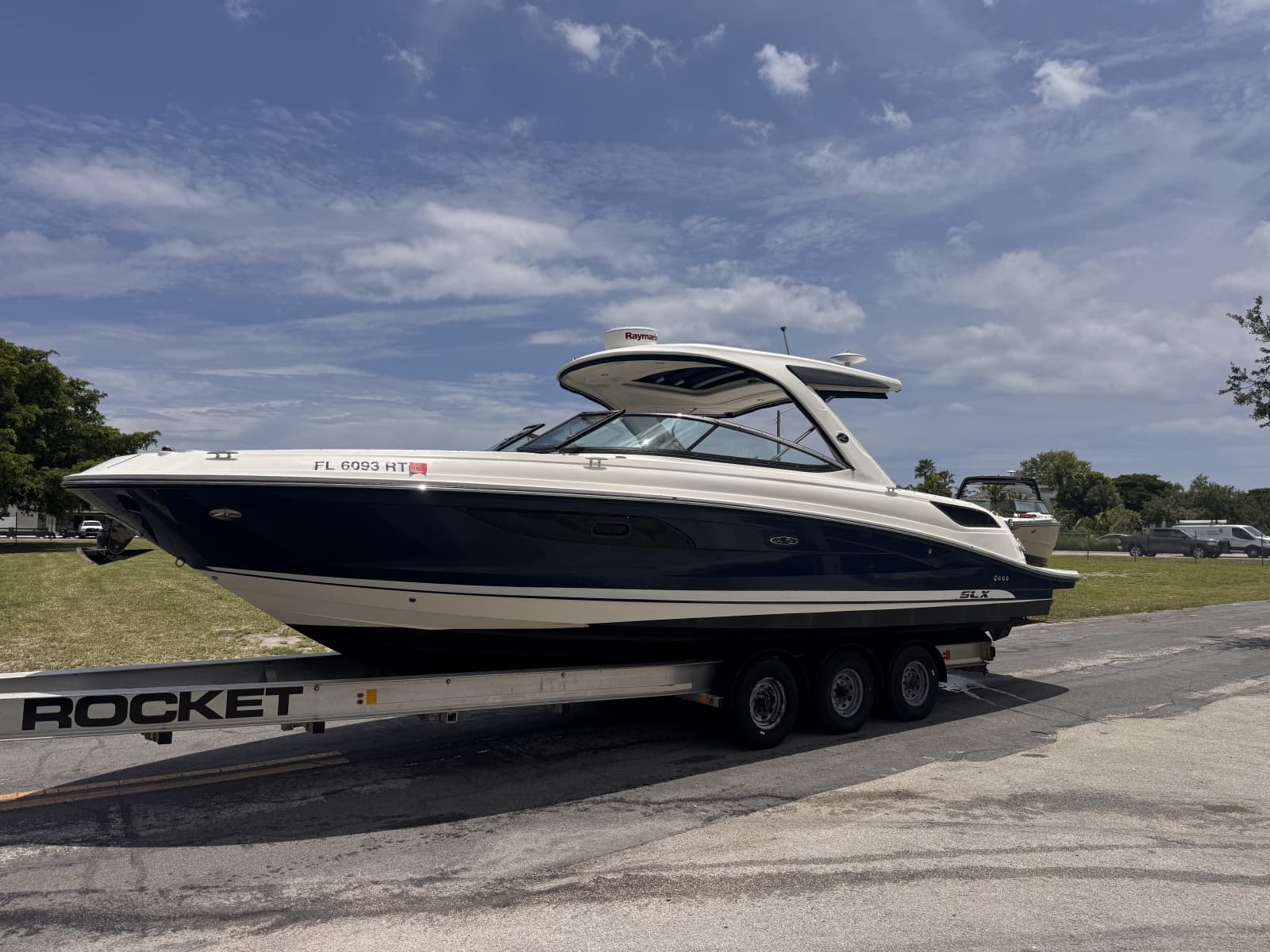 2016 Sea Ray 350 SLX - Photo 3
