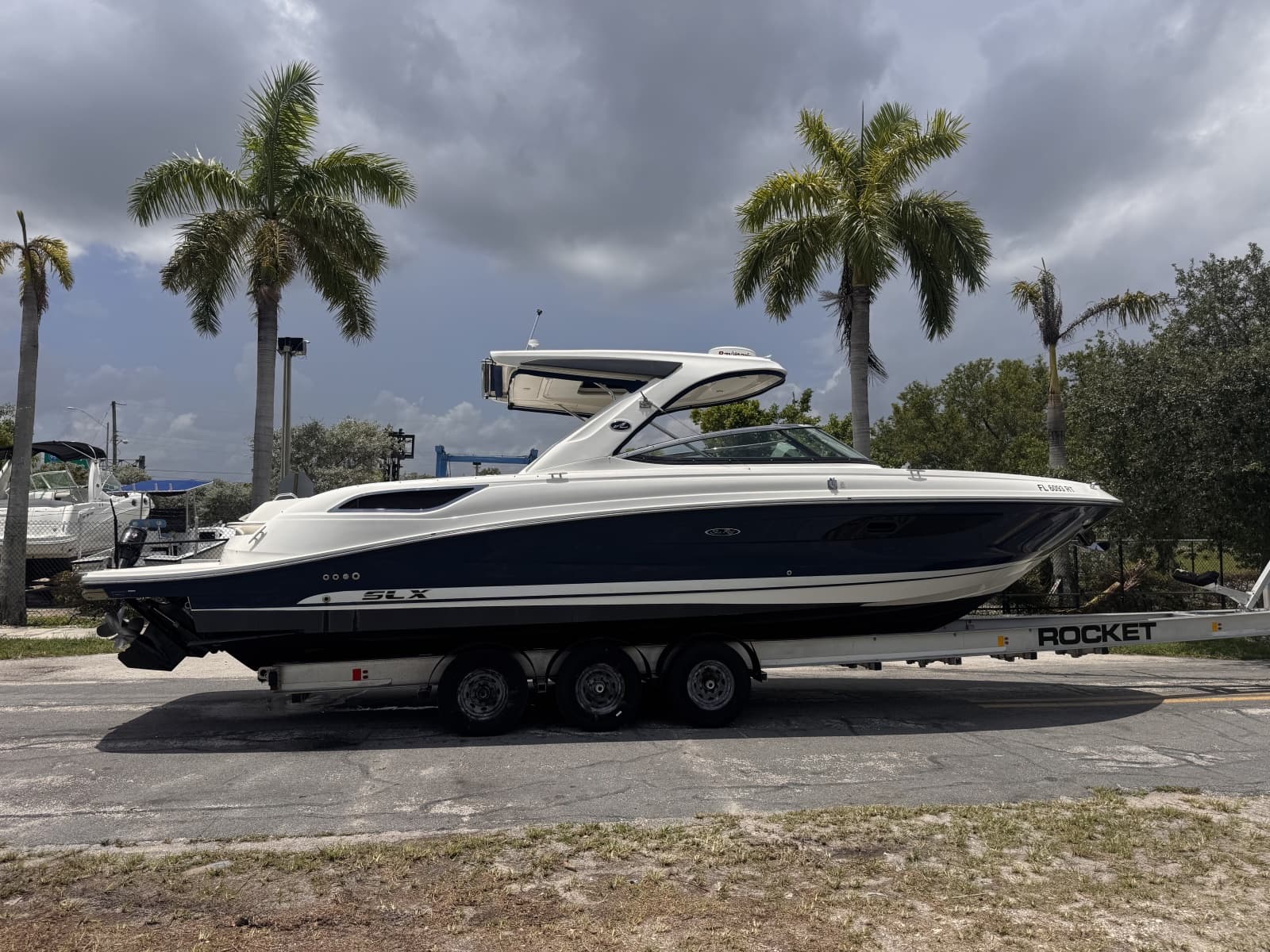 2016 Sea Ray 350 SLX - Photo 7