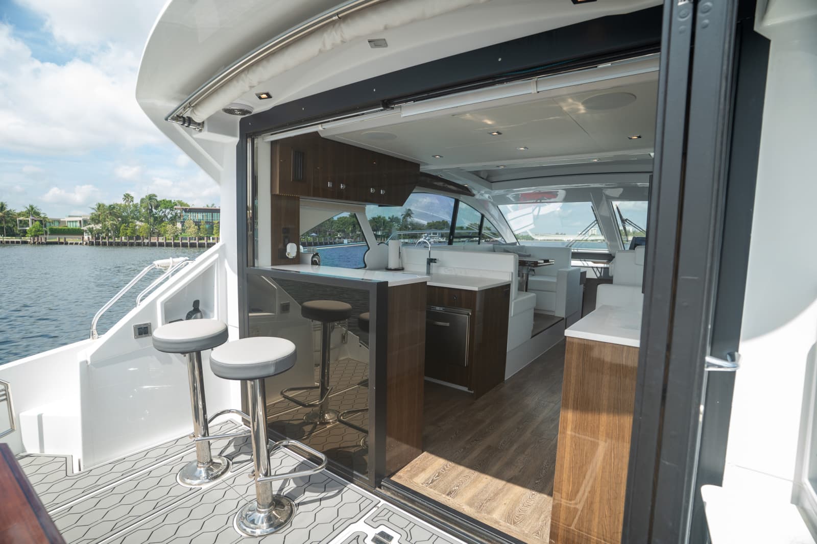 2023 Cruisers Yachts 50 C - Photo 46
