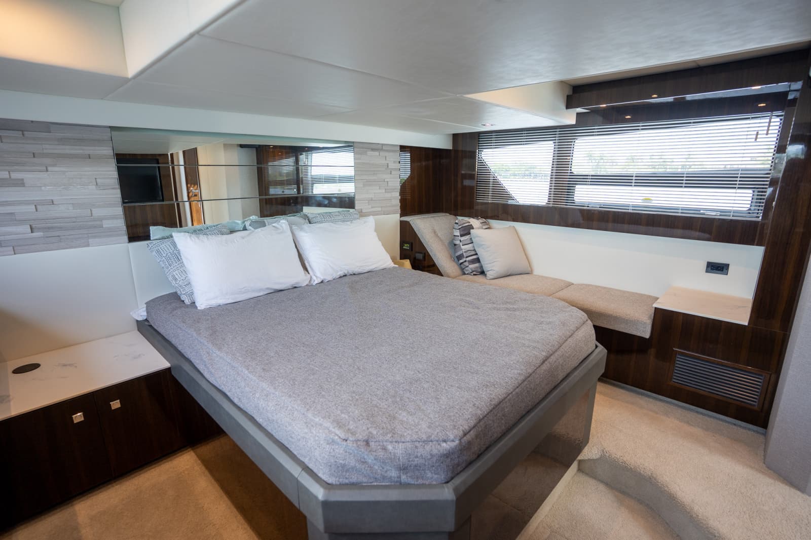 2023 Cruisers Yachts 50 C - Photo 38