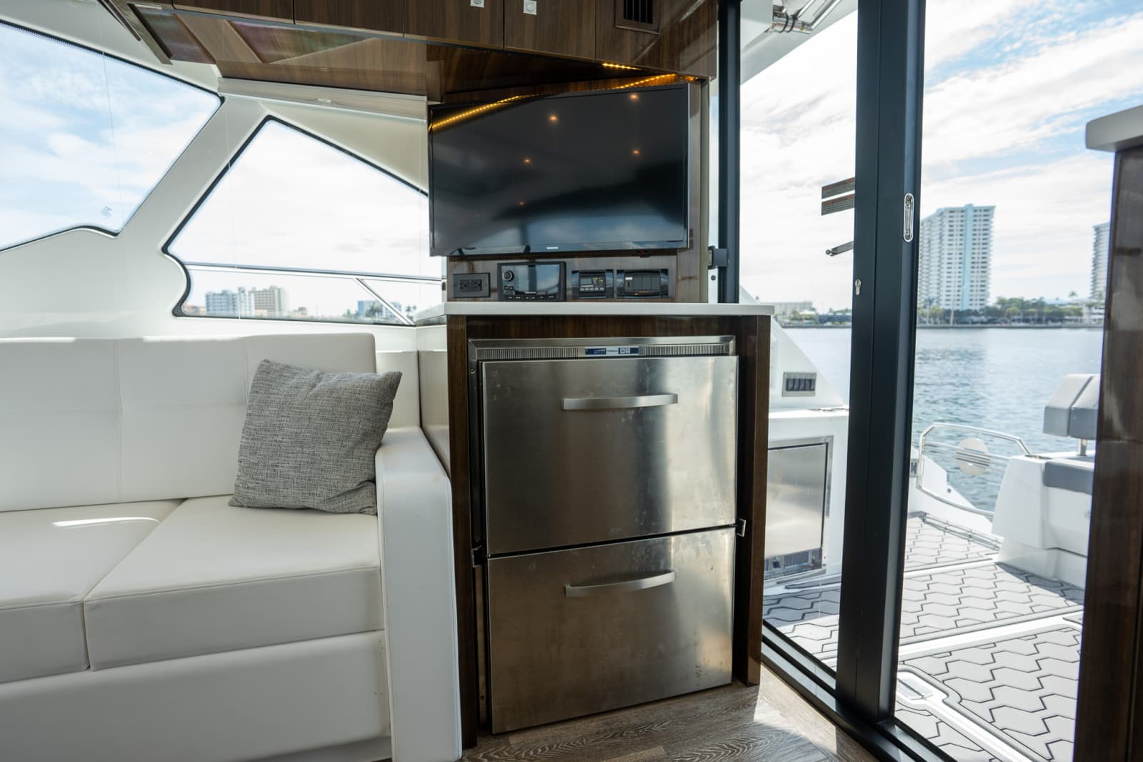 2023 Cruisers Yachts 50 C - Photo 17