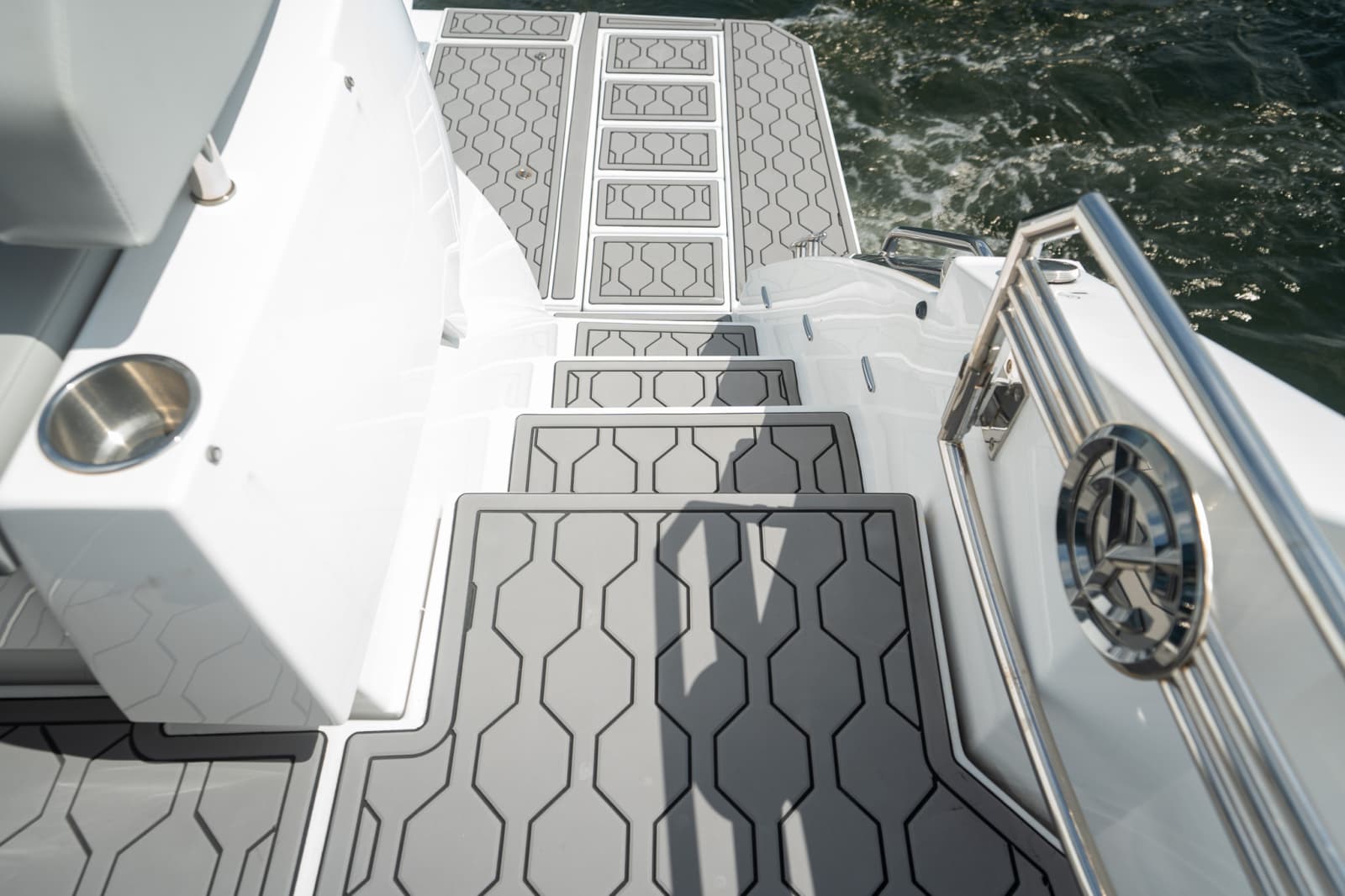 2023 Cruisers Yachts 50 C - Photo 12