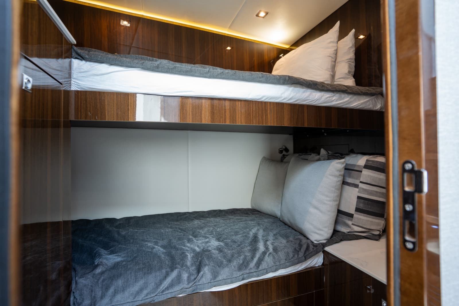 2023 Cruisers Yachts 50 C - Photo 34