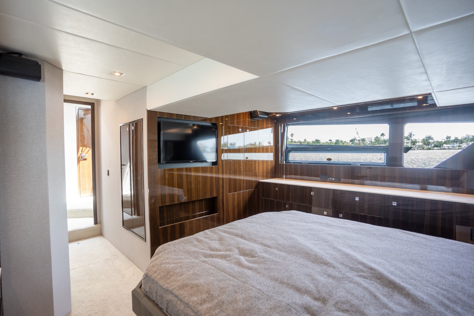 2023 Cruisers Yachts 50 C - Photo 36