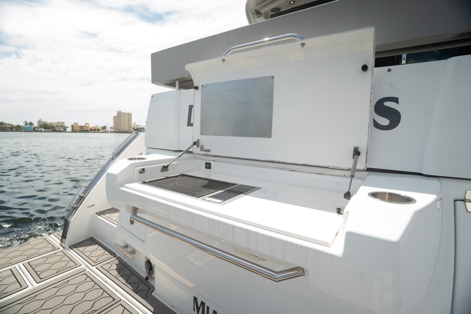 2023 Cruisers Yachts 50 C - Photo 13