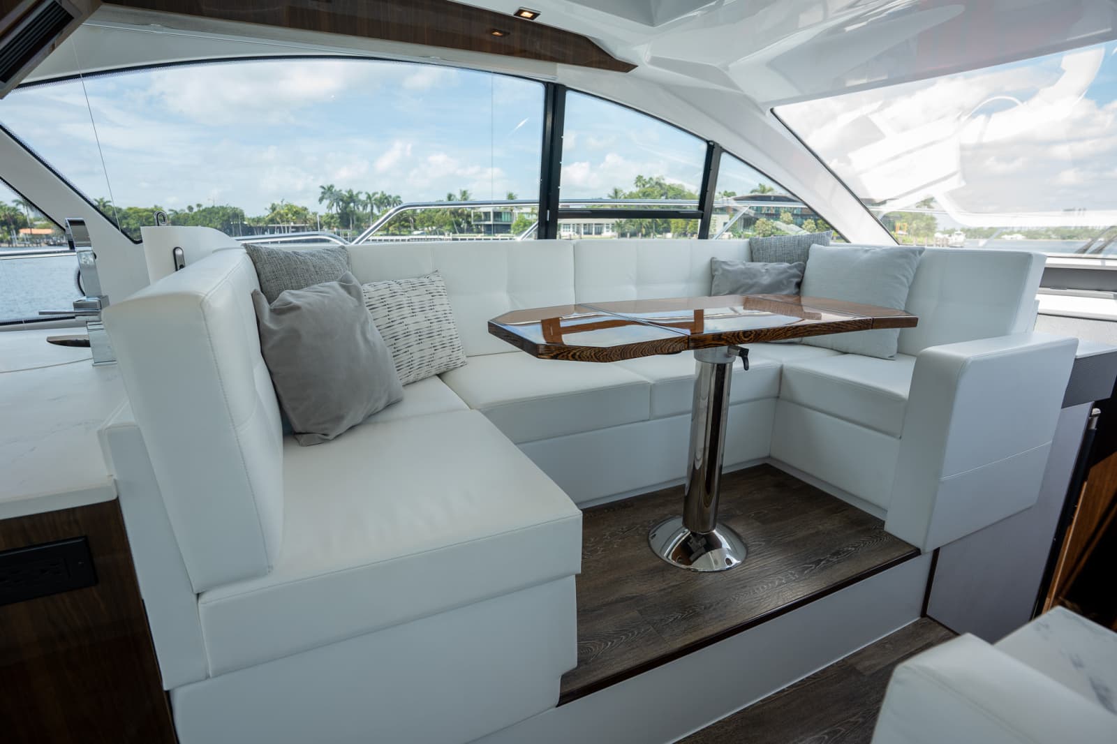 2023 Cruisers Yachts 50 C - Photo 19