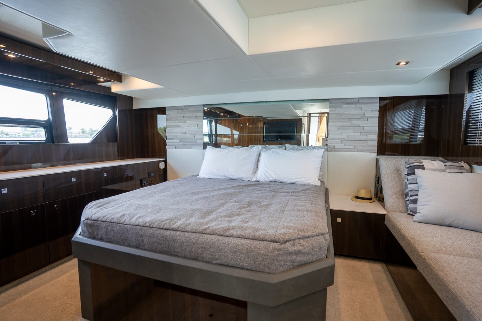 2023 Cruisers Yachts 50 C - Photo 37
