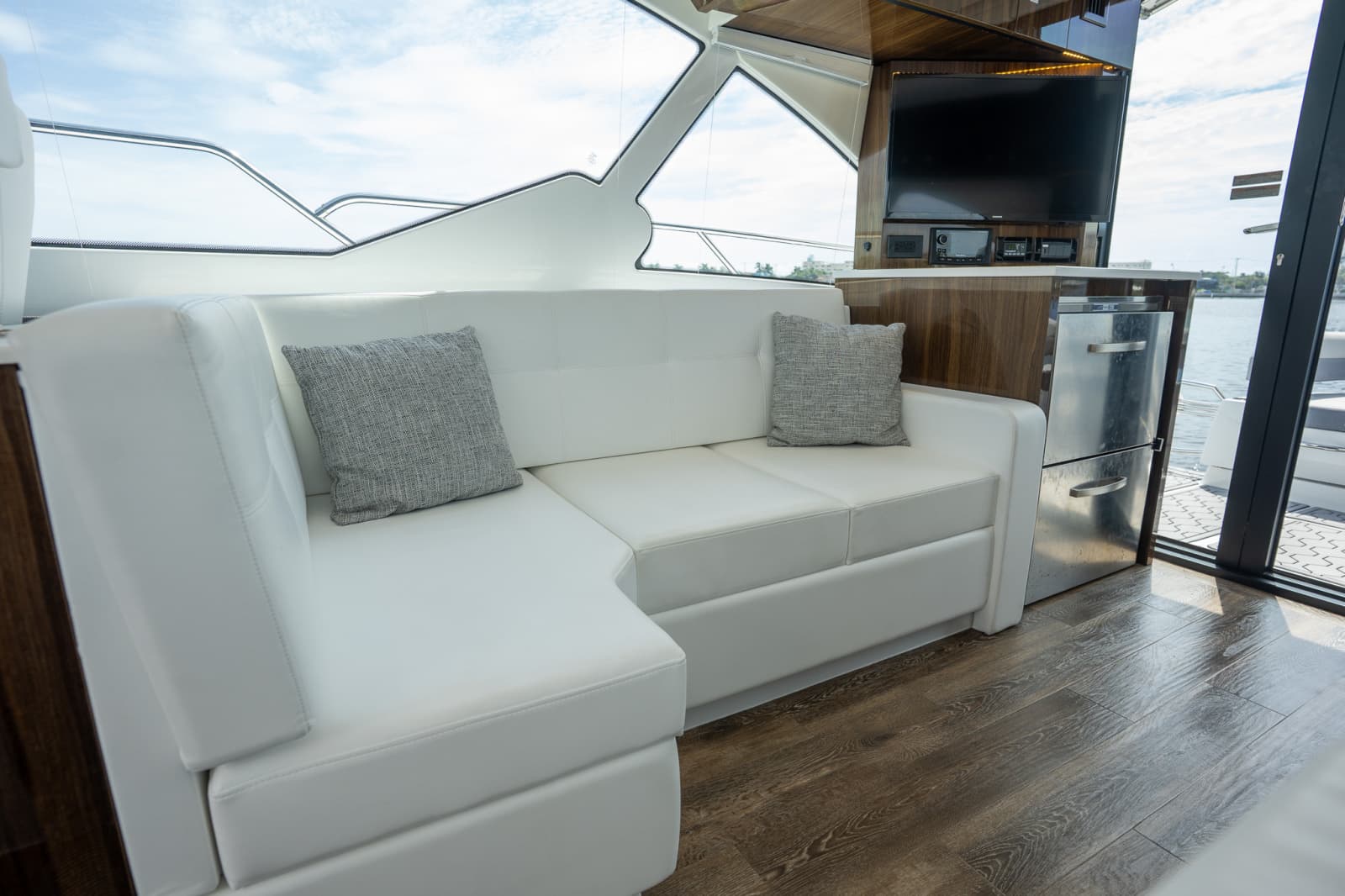 2023 Cruisers Yachts 50 C - Photo 18