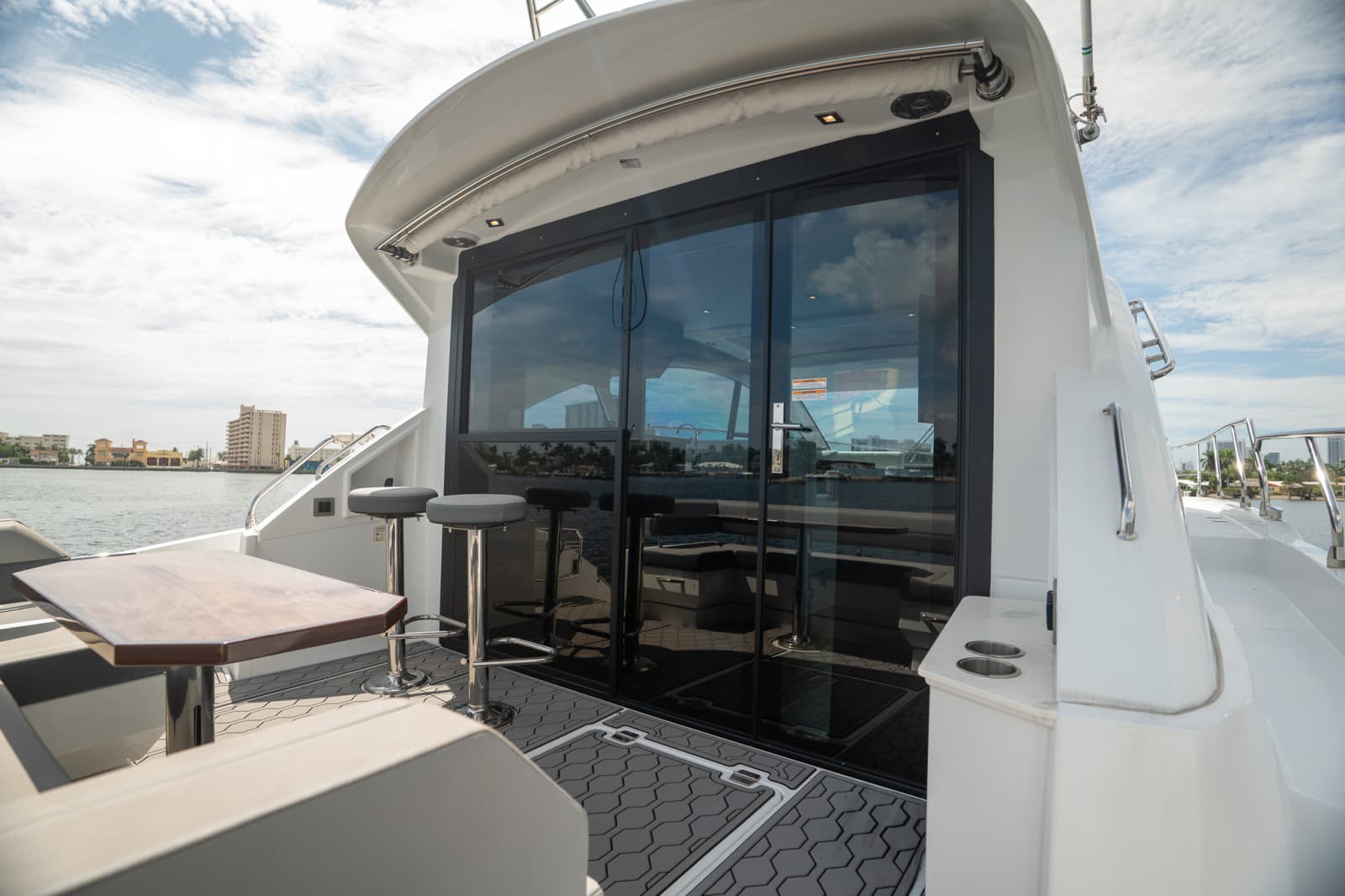2023 Cruisers Yachts 50 C - Photo 14