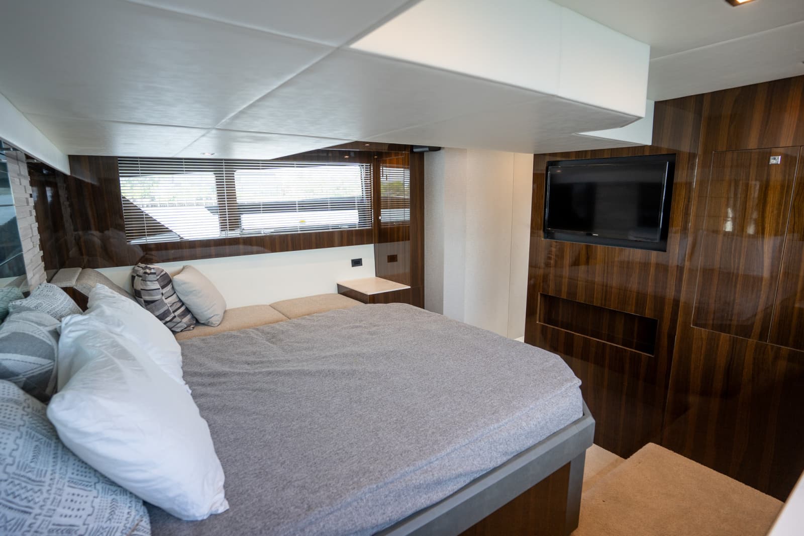 2023 Cruisers Yachts 50 C - Photo 39