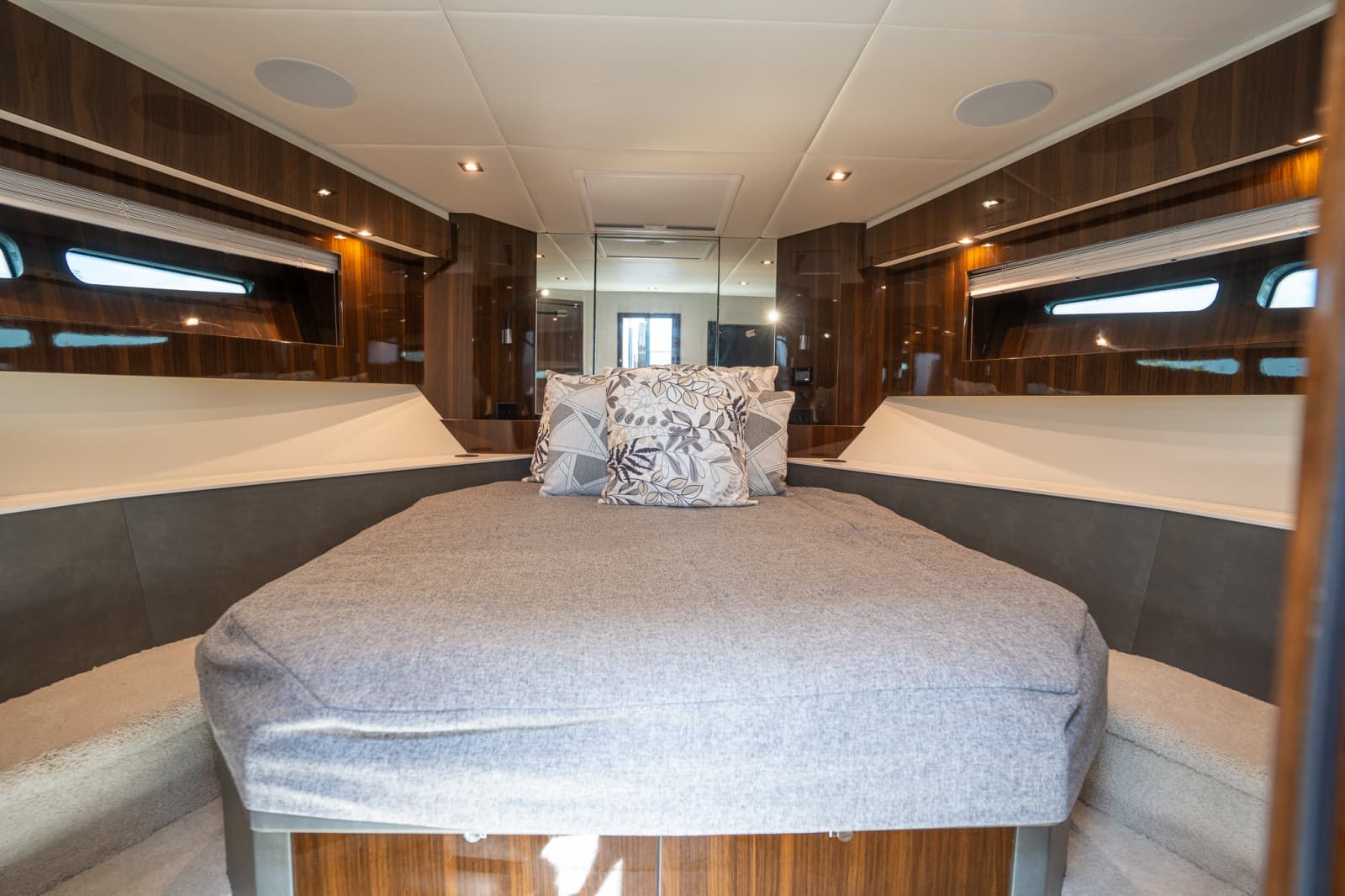 2023 Cruisers Yachts 50 C - Photo 27